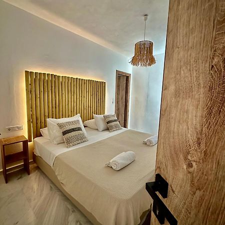 Athina Rooms - Lounge Apartments Парос Экстерьер фото